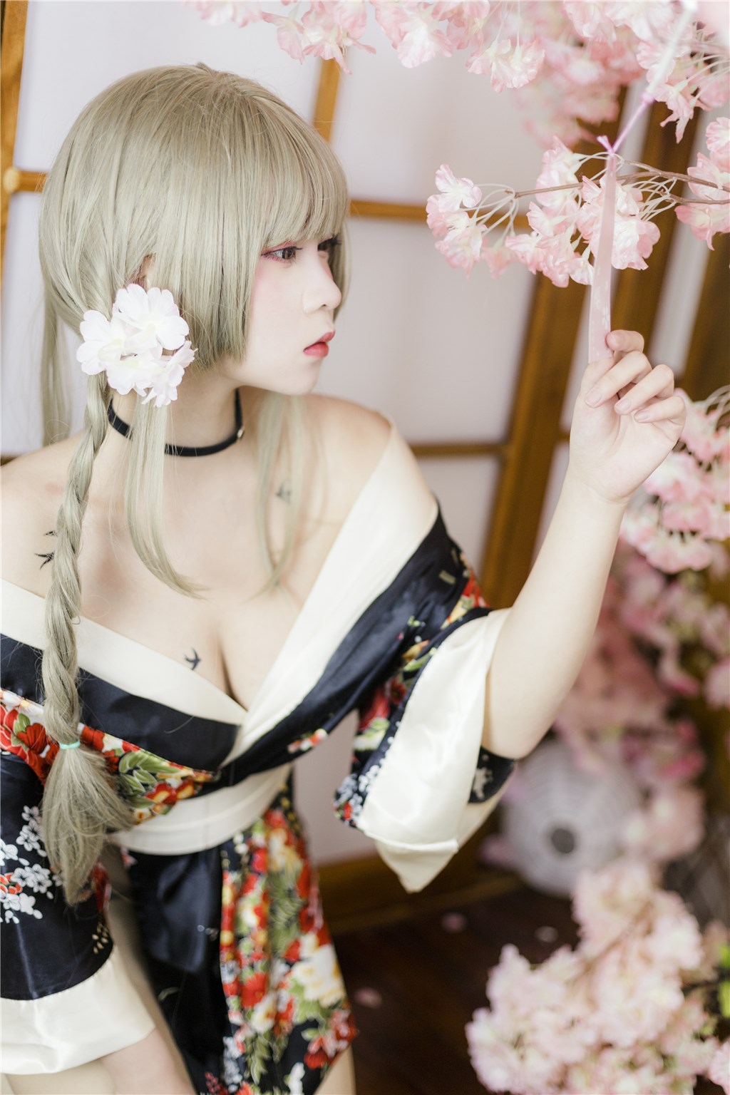 黑料不打烊盛传：夜市摊上，路人偶遇某男星与女伴挑选情侣饰品