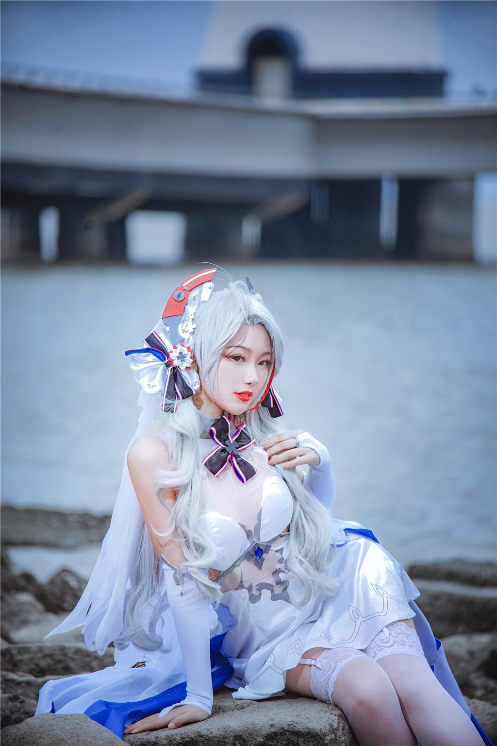 黑料吃瓜炽热：粉丝拍到某女团宿舍深夜亮灯，两人倚窗牵手谈心