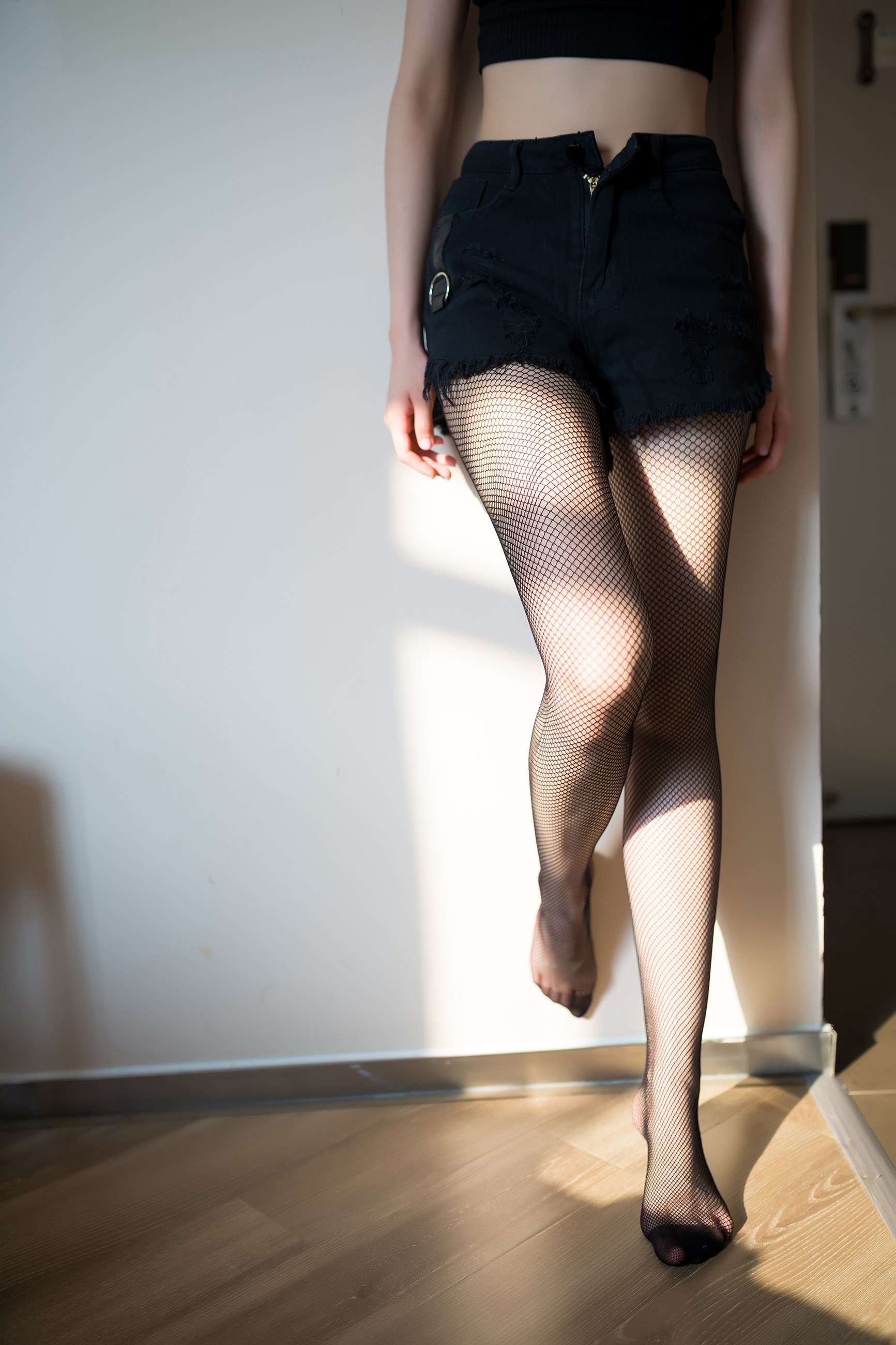 51吃瓜网追踪:午夜时分,明星包间内低声交谈被偷拍,明星吃瓜事件资源