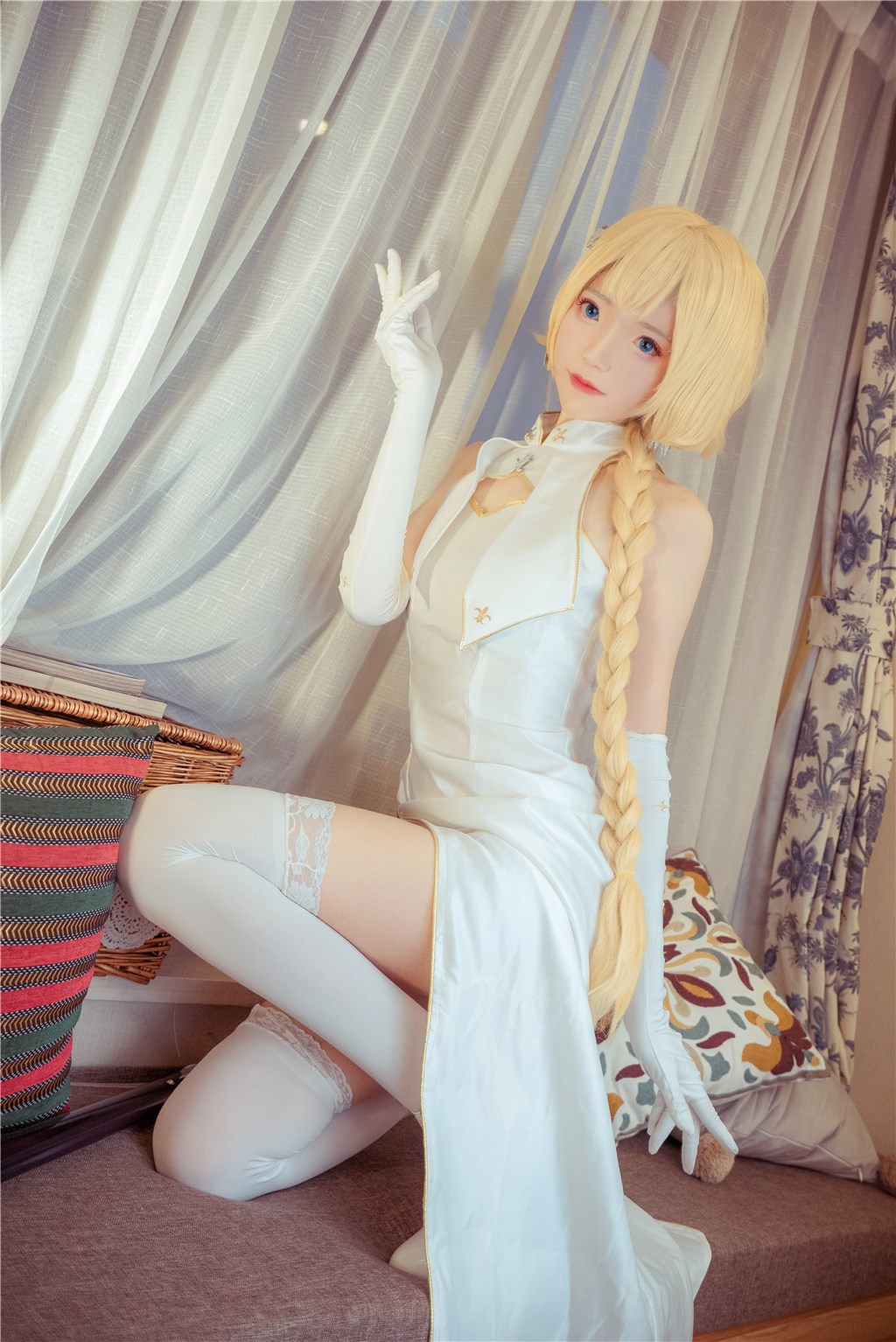 黑料吃瓜躲藏：录制前准备区，二人似乎在凳子上相互依靠打盹，黑料揭秘